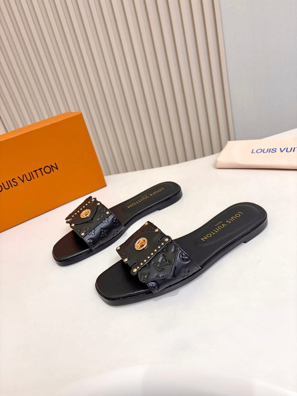 Lv slippers