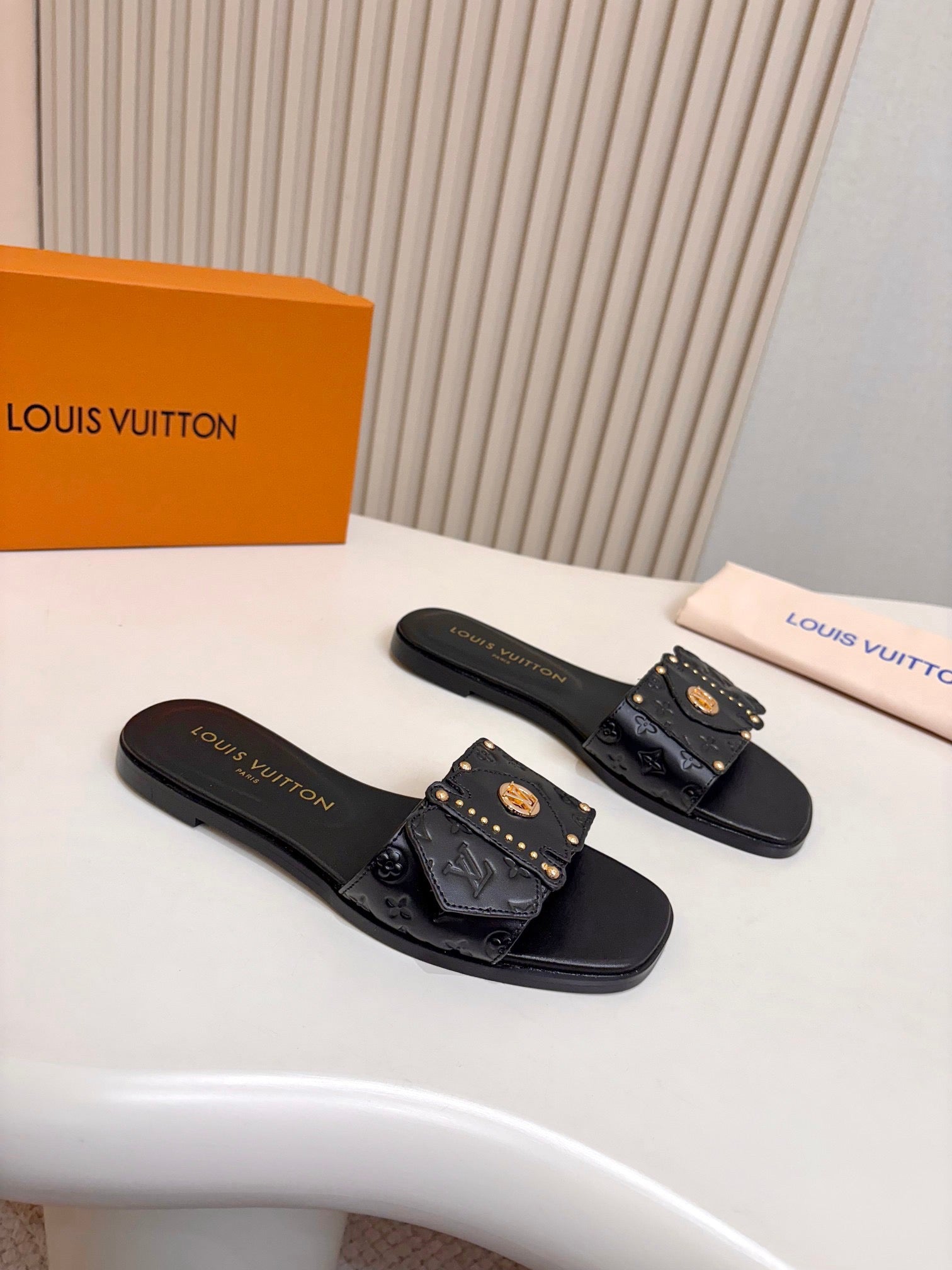 Lv slippers