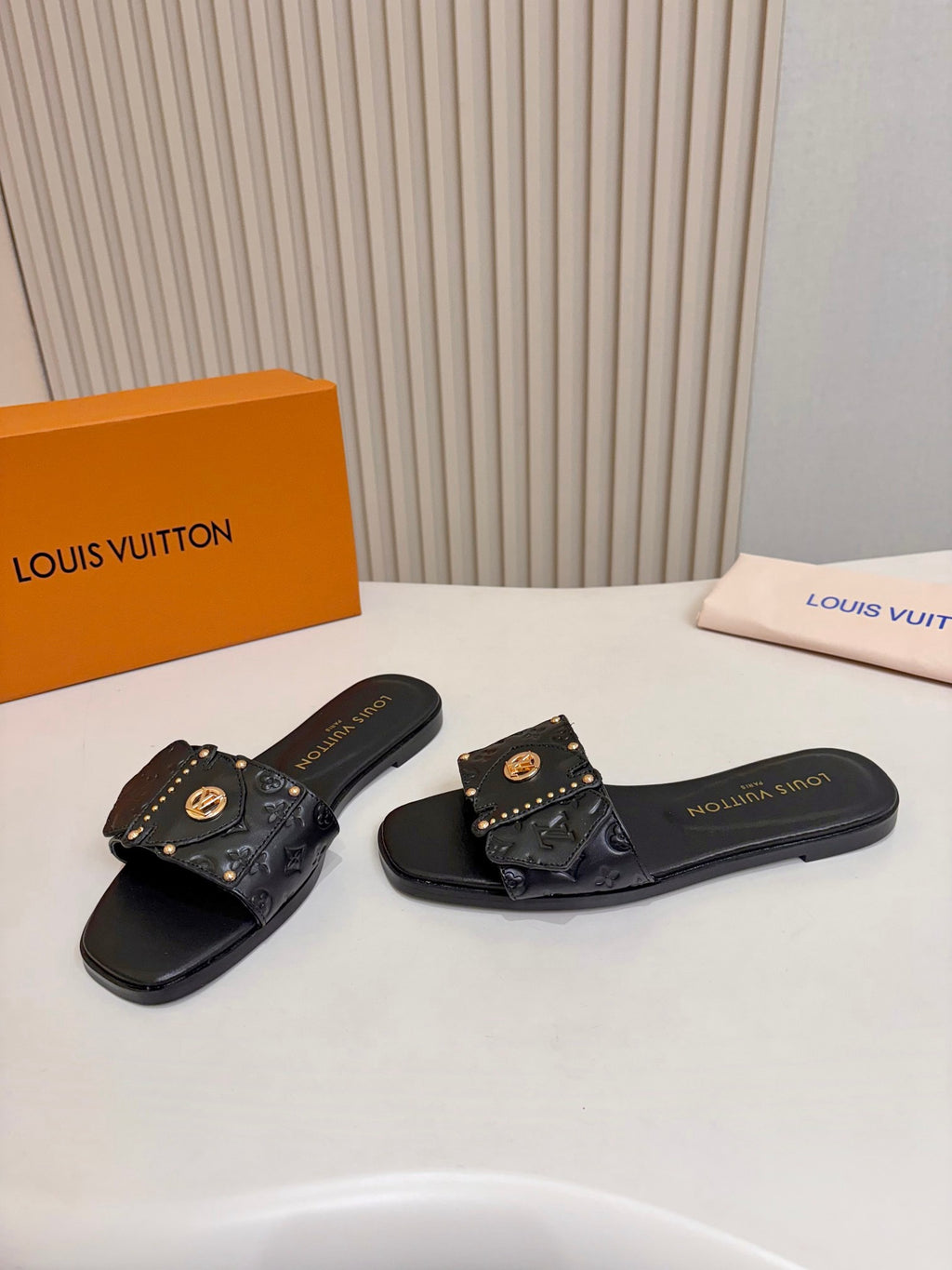 Lv slippers