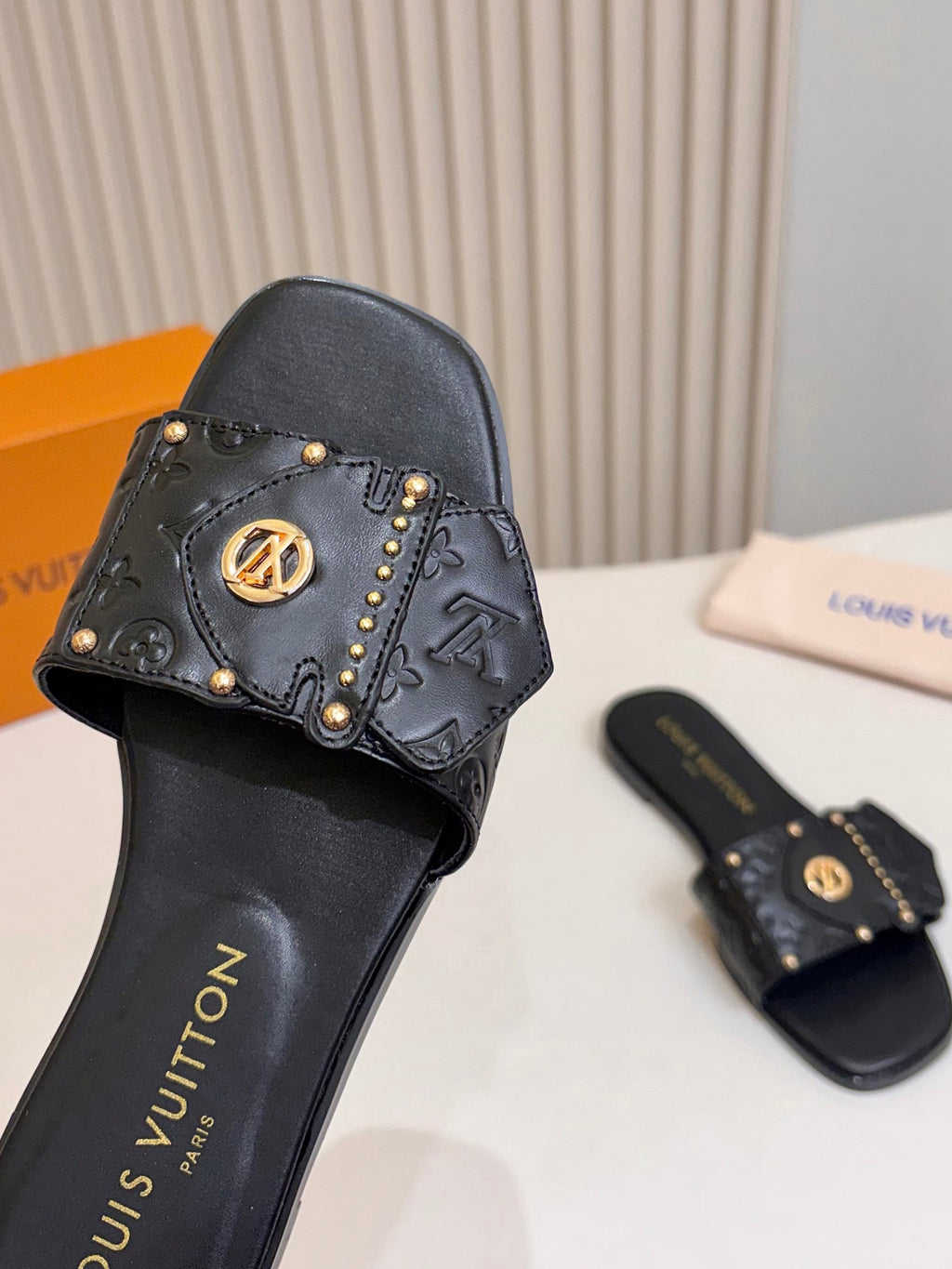 Lv slippers