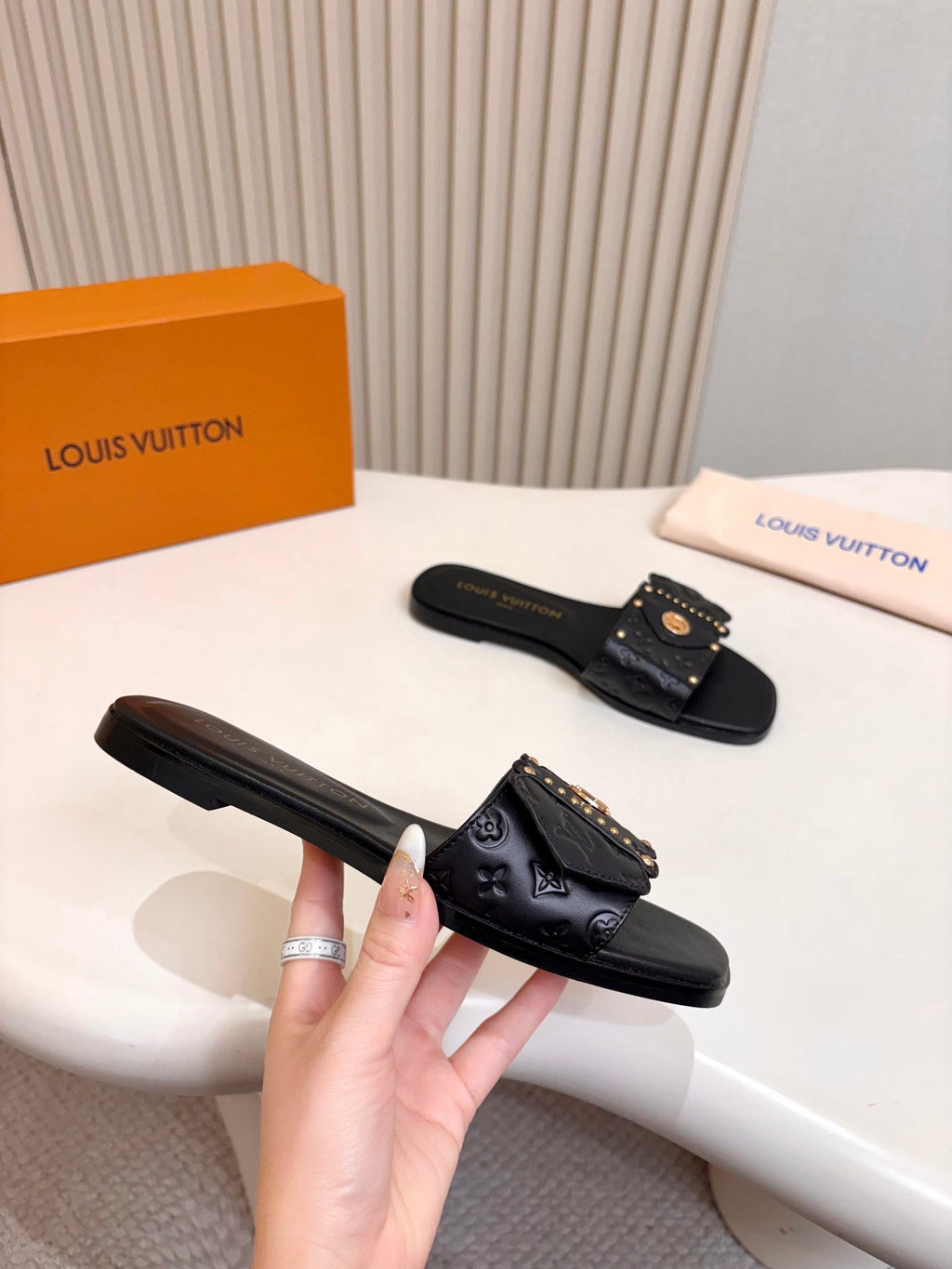 Lv slippers