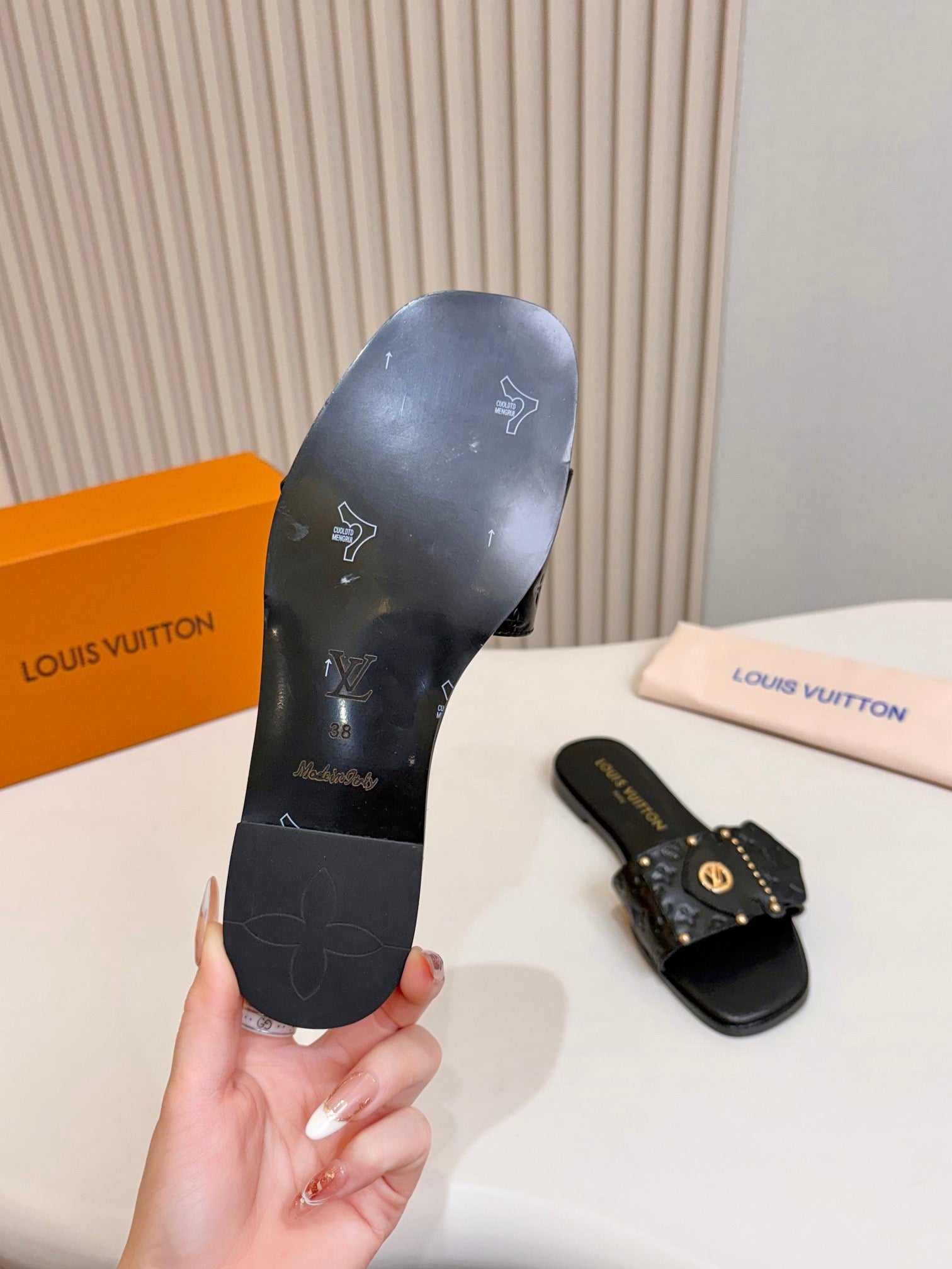 Lv slippers