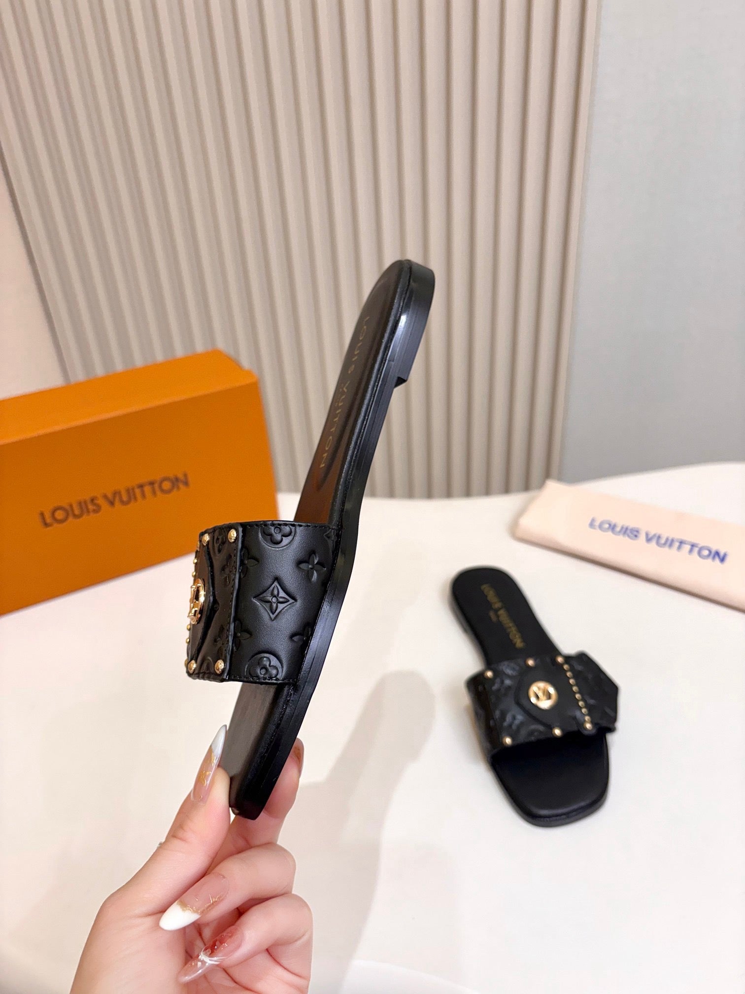 Lv slippers