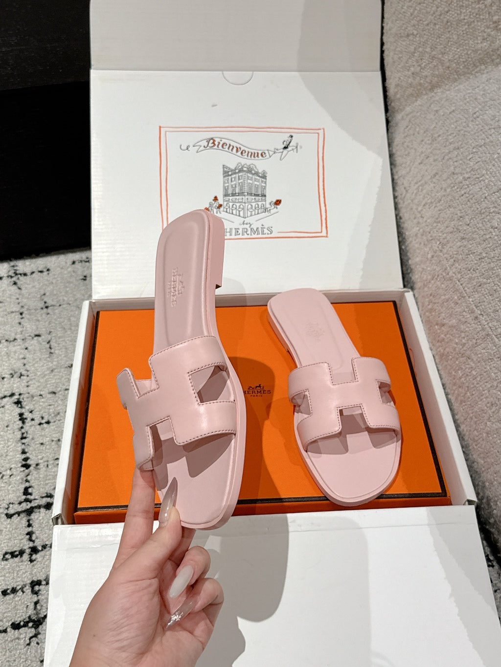 H      slippers