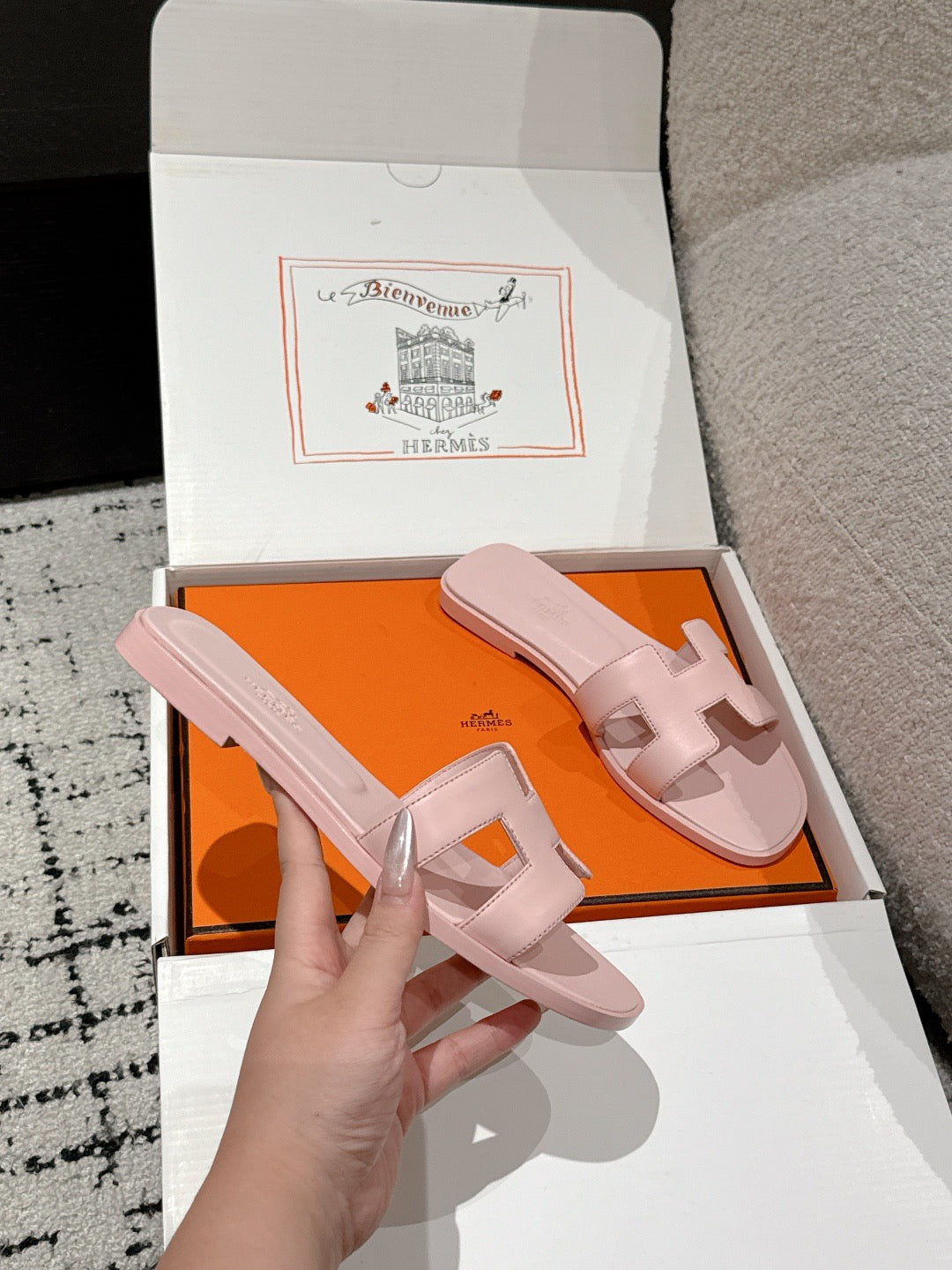 H      slippers