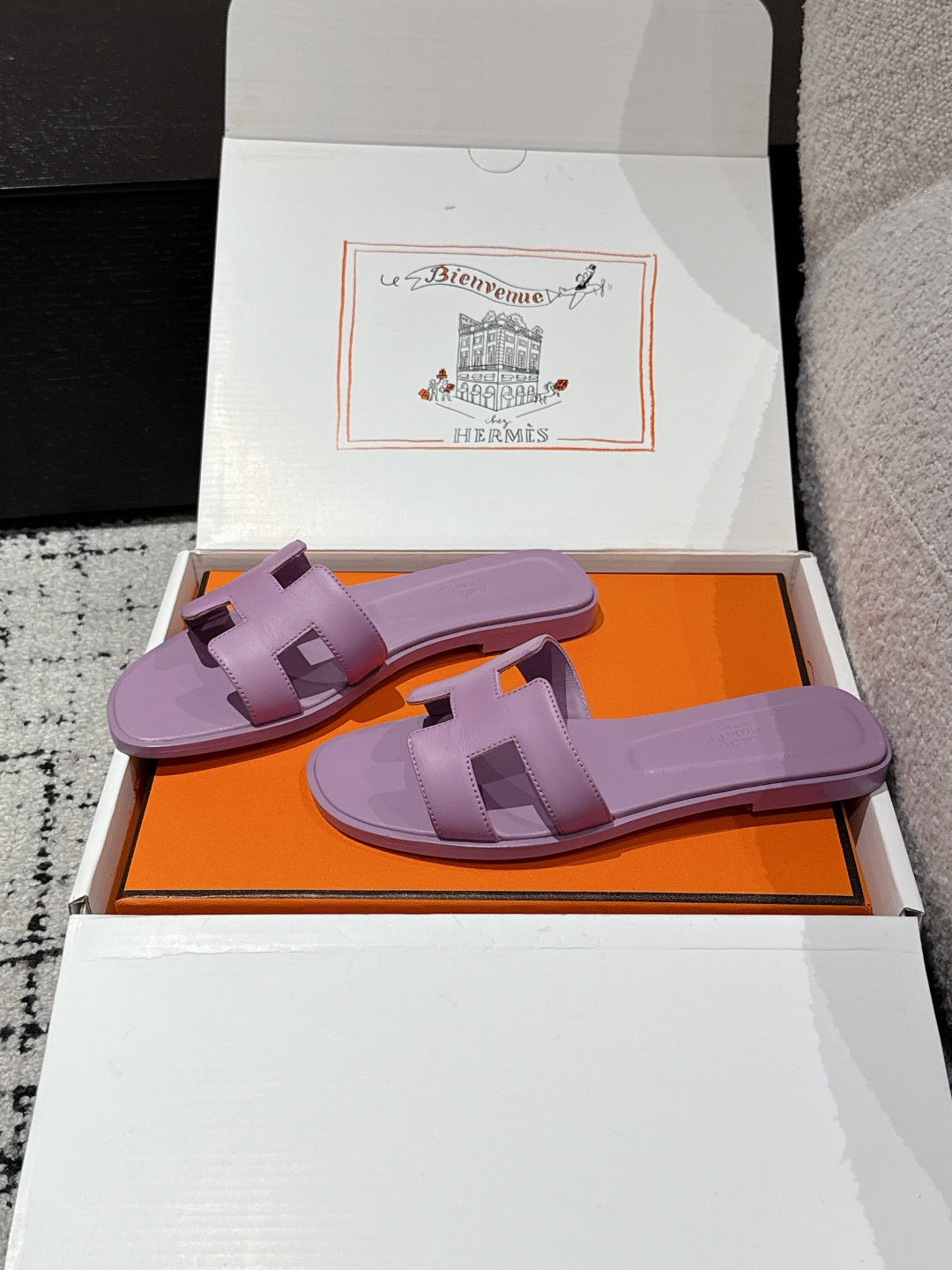 H      slippers