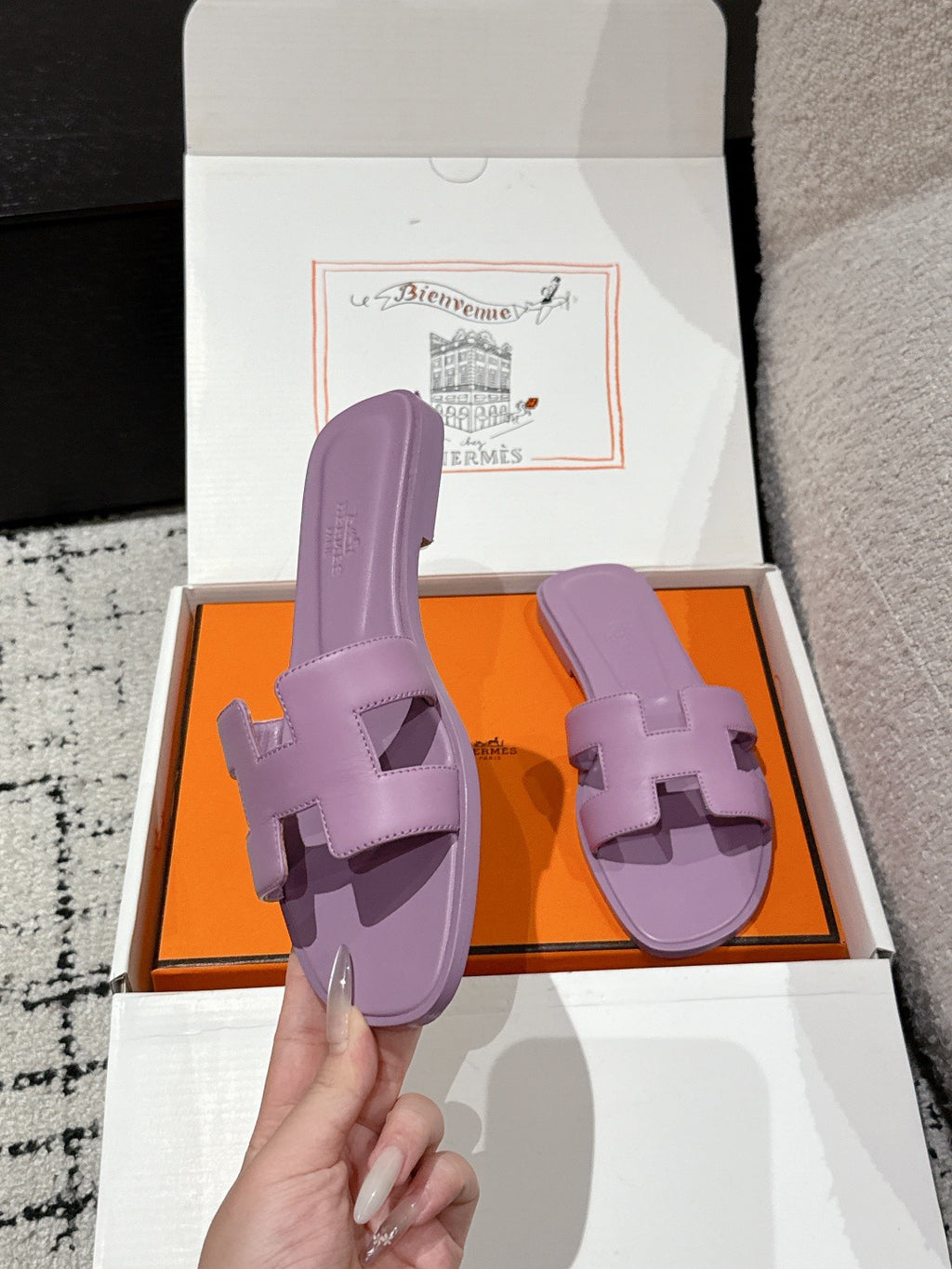 H      slippers